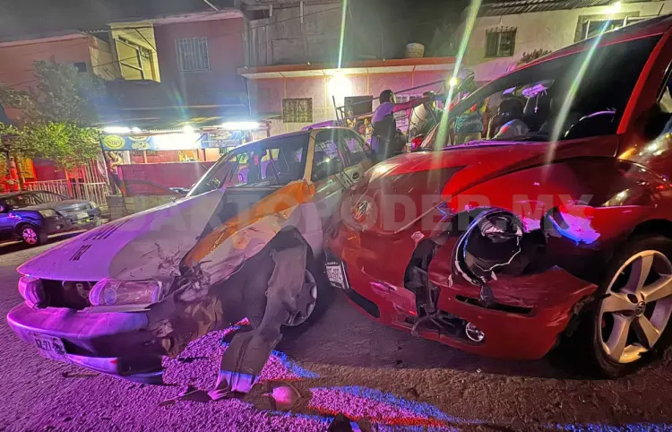 Automóvil impacta a taxi estacionado