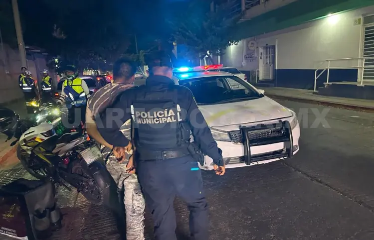 Par de ebrios trata de asaltar a repartidor