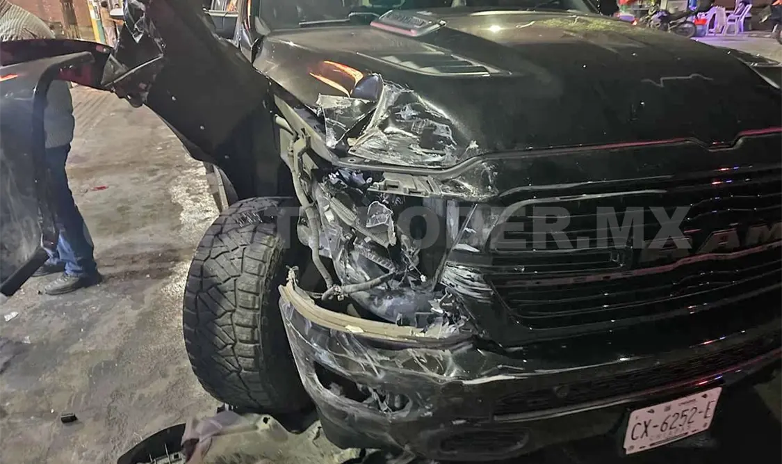 Por exceso de velocidad, estrella su camioneta