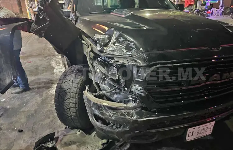 Por exceso de velocidad, estrella su camioneta