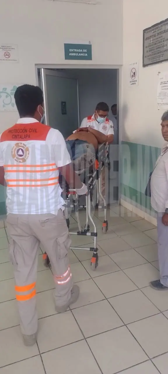 Joven se apuñala en el cuello y pecho