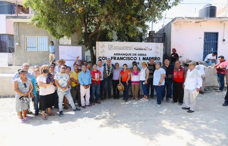 Ángel Torres inicia otra pavimentación en colonia