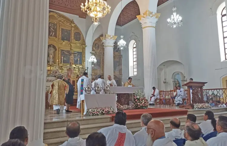 Obispo y sacerdotes celebran misa crismal