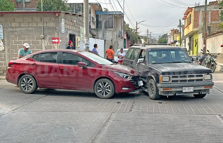 Chocan dos vehículos; uno se pasó la preferencia