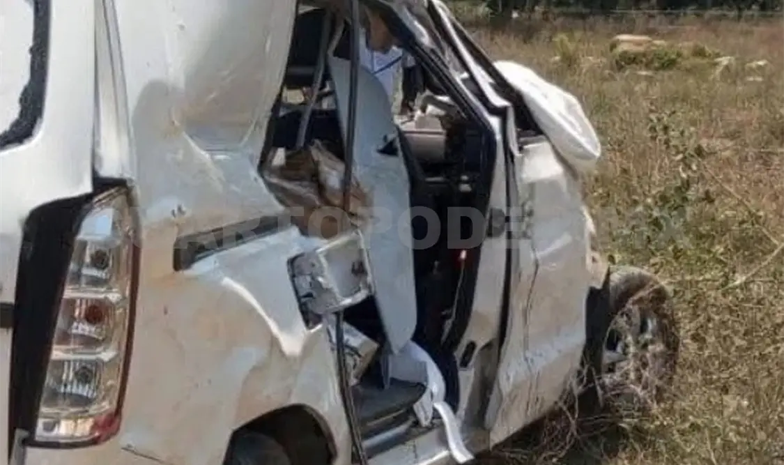 Dos lesionados en aparatosa volcadura