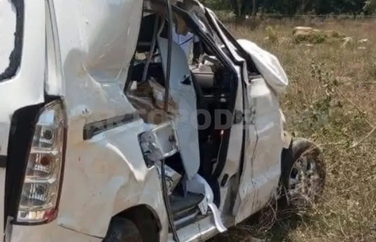 Dos lesionados en aparatosa volcadura