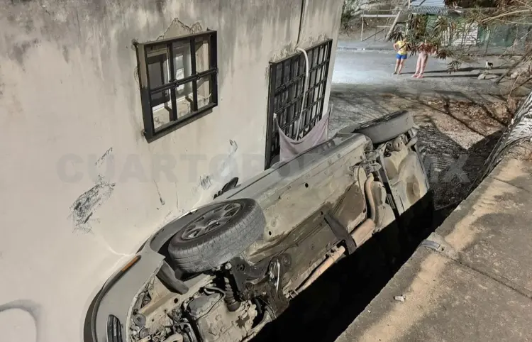 Cae automóvil en el patio de una vivienda
