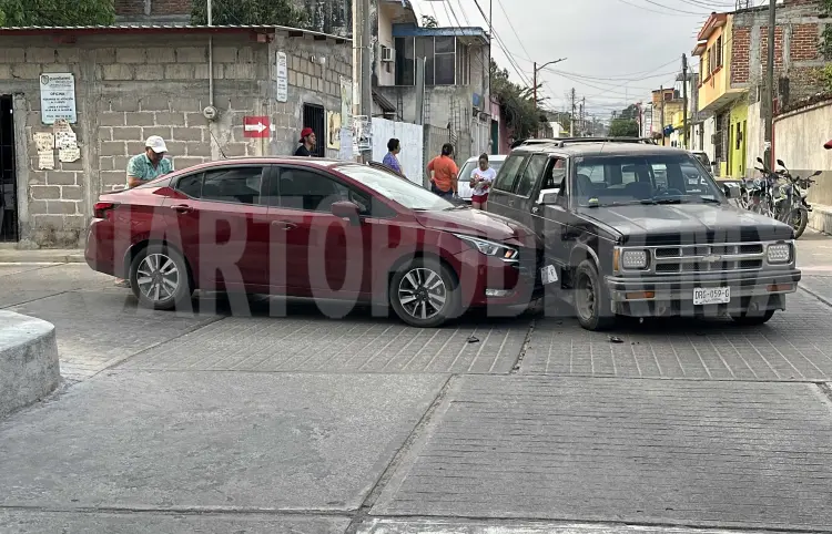 Chocan dos vehículos; uno se pasó la preferencia