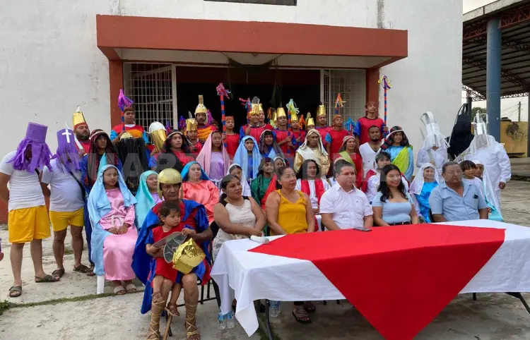 Cumplen más de 70 años de representar el Viacrucis