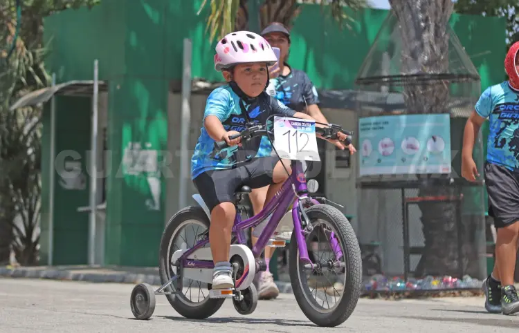 Festejan a los niños en Caña Hueca