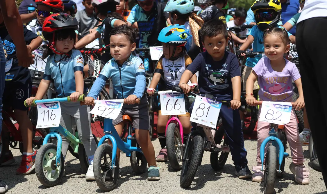 Niños de todas las edades participaron en la carrera celebrada en Caña Hueca por el Día del Niño. Carlos López/CP