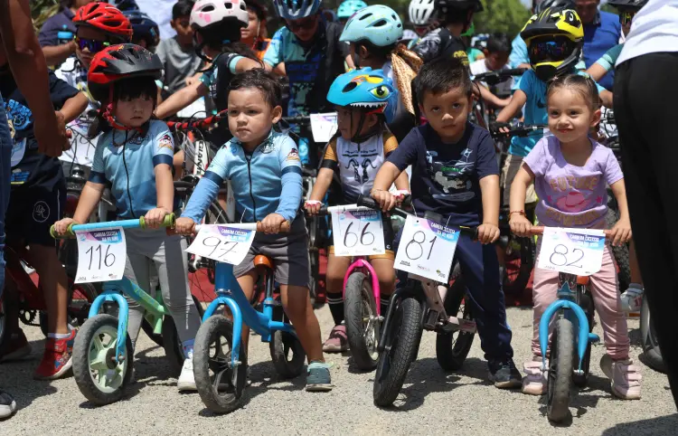 Festejan a los niños en Caña Hueca