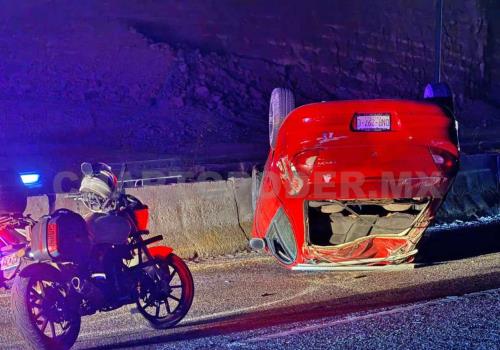 Vuelca automovilista y abandona su unidad