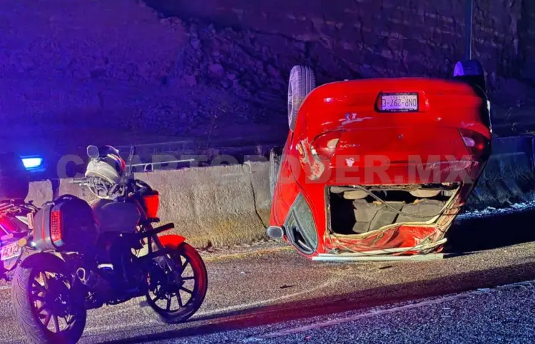 Vuelca automovilista y abandona su unidad