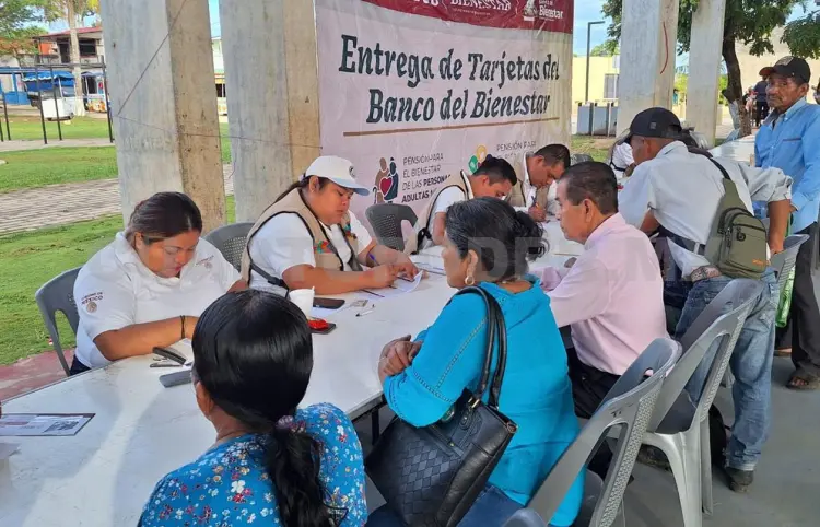 Entregarán tarjetas de pensión a adultos mayores y mujeres