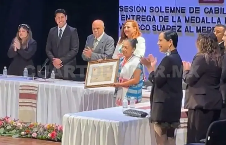 Distinguen a María Victoria con medalla al mérito