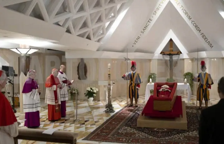 Lágrimas y oración en la capilla de Santa Marta ante el féretro del papa Francisco