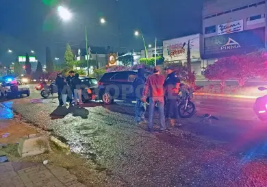 Carambolazo entre camioneta, moto y compacto