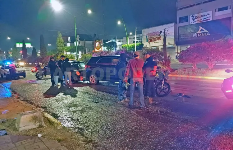 Carambolazo entre camioneta, moto y compacto