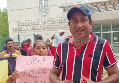 Bloquean vía Tonalá-Arriaga; piden liberar al Dr. Palacios