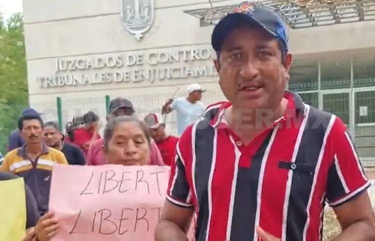 Bloquean vía Tonalá-Arriaga; piden liberar al Dr. Palacios