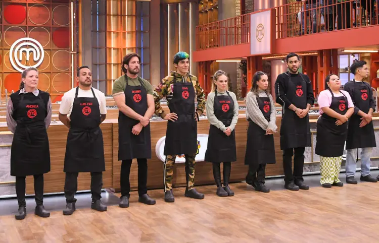Celebridades cocinan en relevos