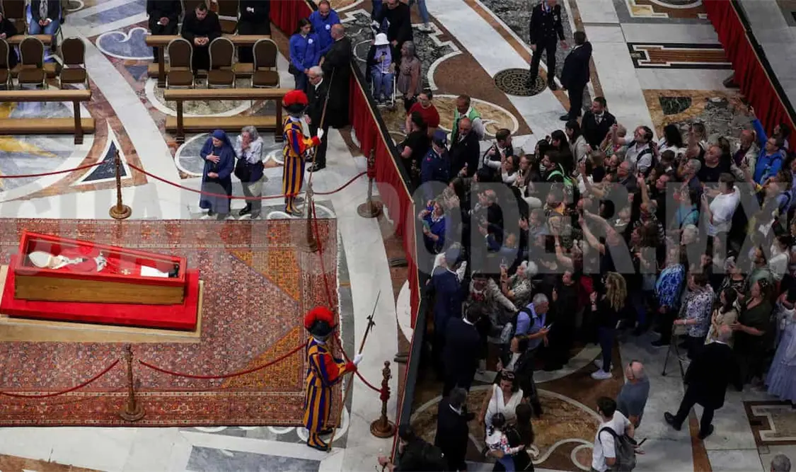 El Vaticano considera extender horarios para despedir al papa Francisco ante masiva afluencia