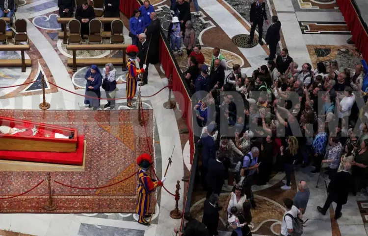 El Vaticano considera extender horarios para despedir al papa Francisco ante masiva afluencia