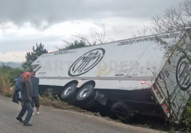 Vuelca camión cargado de muebles