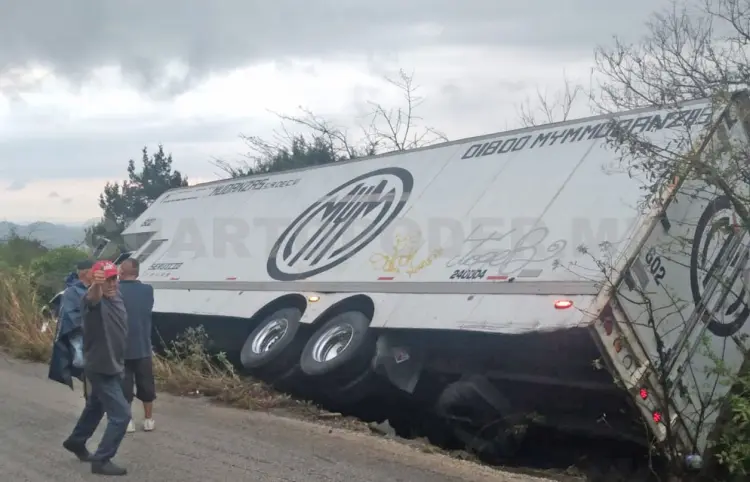 Vuelca camión cargado de muebles