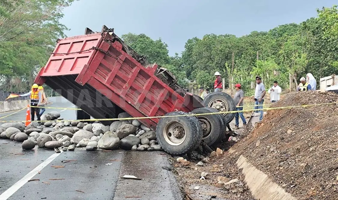 Volteo queda recostado en tramo a Tapachula