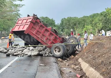 Volteo queda recostado en tramo a Tapachula