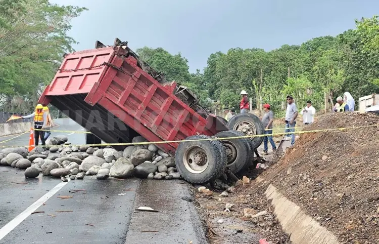 Volteo queda recostado en tramo a Tapachula