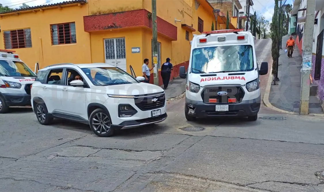 Por pasarse la preferencia se estrella en ambulancia