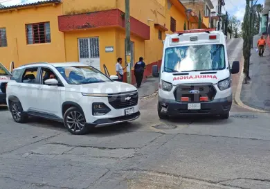 Por pasarse la preferencia se estrella en ambulancia