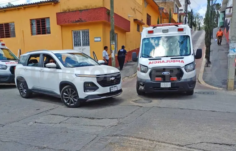 Por pasarse la preferencia se estrella en ambulancia