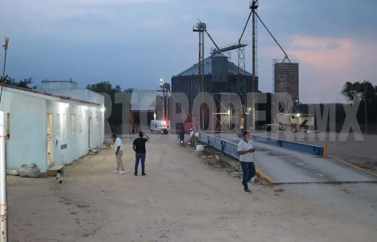 Maquinaria agrícola succiona a trabajador
