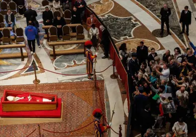 Miles dan último adiós al Papa en San Pedro