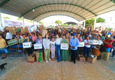 Rosales entrega aves de traspatio en Chanona