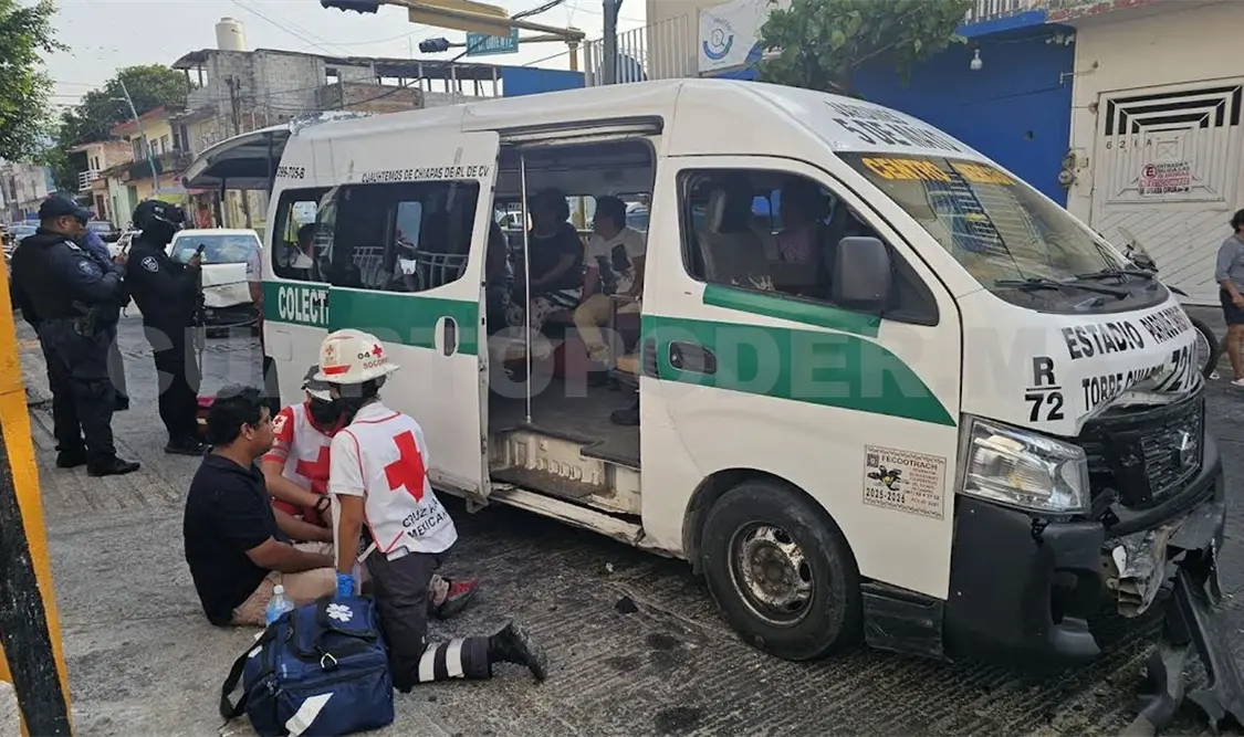 Otro semaforazo: chocan sedán y colectivo