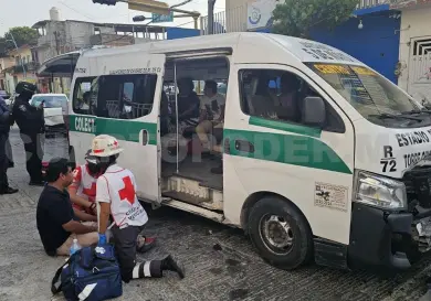 Otro semaforazo: chocan sedán y colectivo