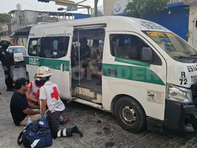 Otro semaforazo: chocan sedán y colectivo