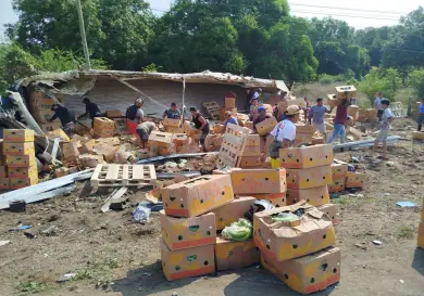 Tras volcar camión, rapiñan su carga