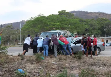 Se incrusta sedán en una pipa