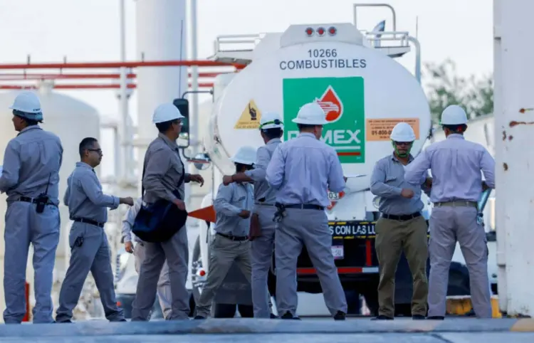 Proveedores protestan en refinería de Salina Cruz