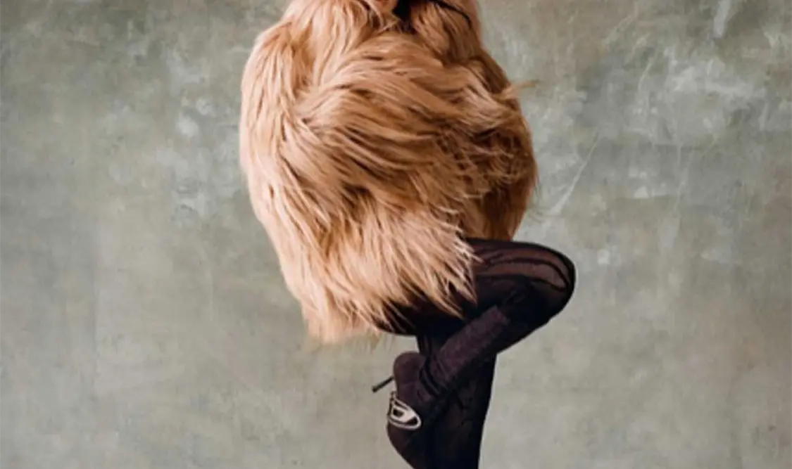 Cazzu y su exuberante abrigo en Vogue