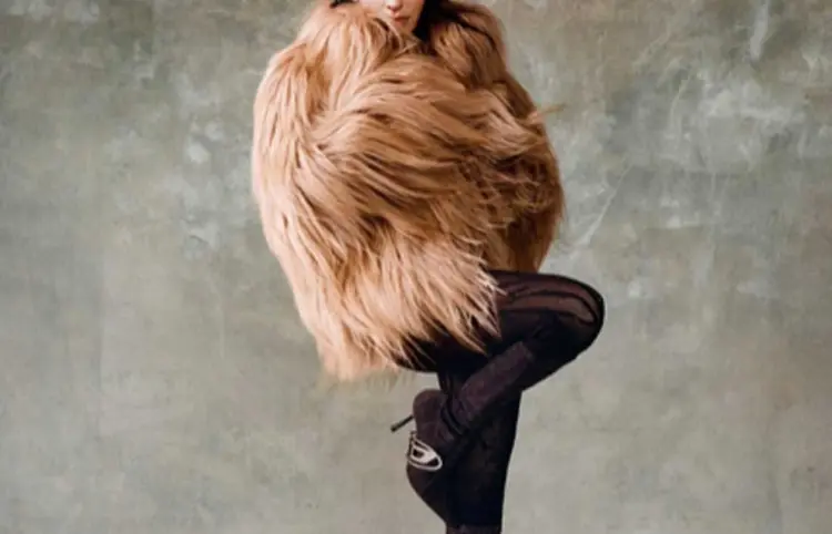 Cazzu y su exuberante abrigo en Vogue