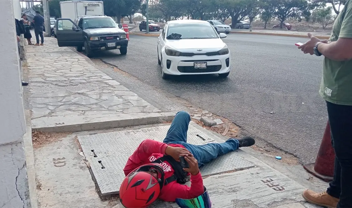 Atropellan a motorista y “muerde” el polvo