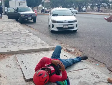 Atropellan a motorista y "muerde" el polvo