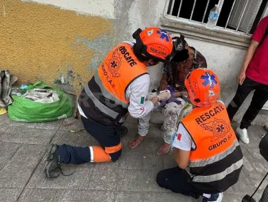 En asalto le dan una cuchillada y lo vapulean